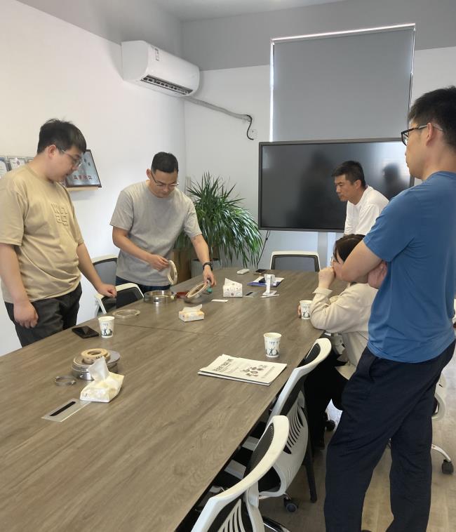 青島客戶考察江蘇博立飛旋轉軸封，致力于開發更先進的···